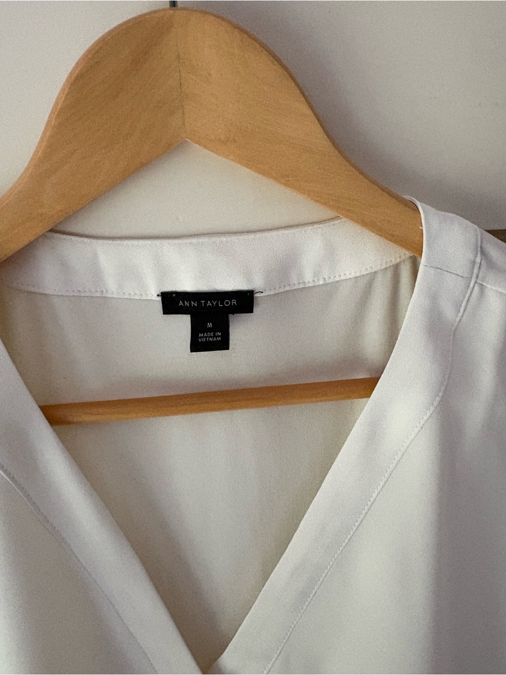 Ann Taylor White V-Neck Short Sleeve Blouse - Picture 2 of 2